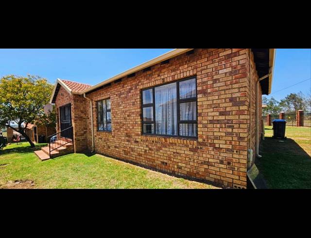 3 BEDROOM TOWNHOUSE FOR SALE IN SOUTH CREST